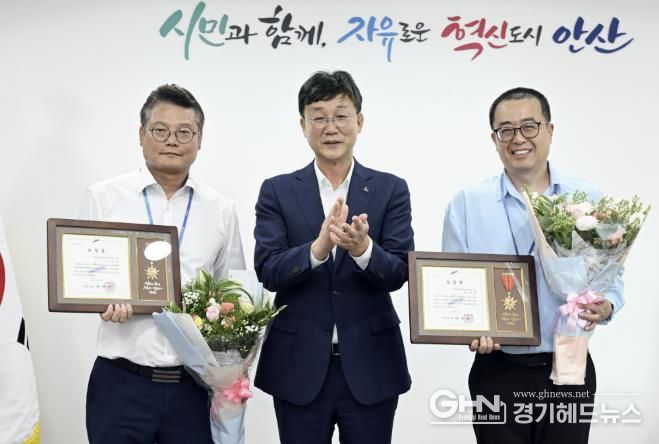 이민근 안산시장(가운데)이 모범 시민 표창장을 수여하고 수상자들과 함께 기념촬영을 하고 있다.