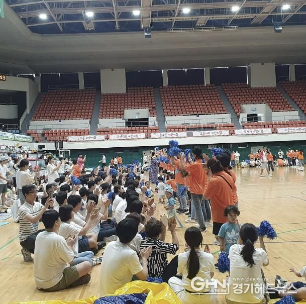 지난해 8월 30일 성남실내체육관에서 열린 제1회 성남시 아장아장 운동회 때 팀별 응원전