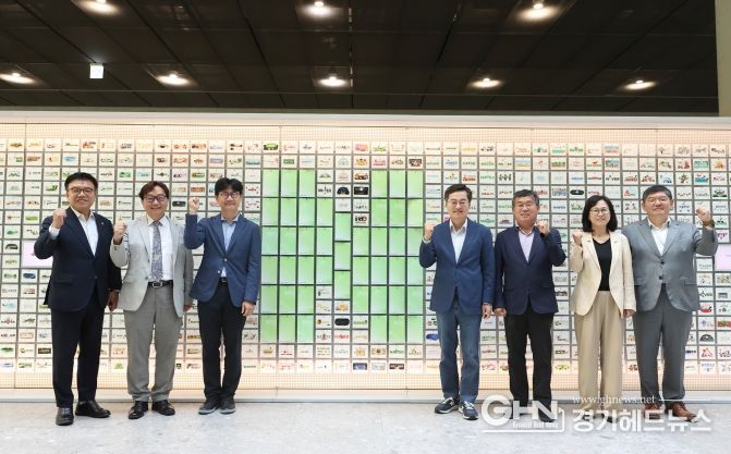 3일 오전 네이버 1784에서 열린 2025년 제2차 경기도 기후위기대응위원회 전체회의에서 김동연 경기도지사와 기후위기대응위기 위원회 위원들과 함께 기념촬영을 하고 있다.