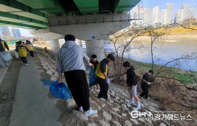 병점역 동문굿모닝힐 입주민들이 황구지천 쓰레기 줍기 행사를 하고 있다