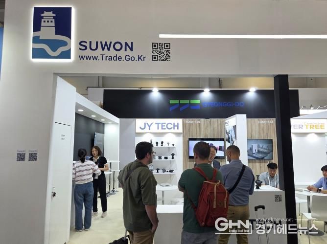 수원시 관내 중소기업이 7~9일 독일 베를린 컨벤션센터에서 열린 ‘2025 독일 소비자가전박람회’에서 부스를 운영하며 제품을 홍보하고 있다.