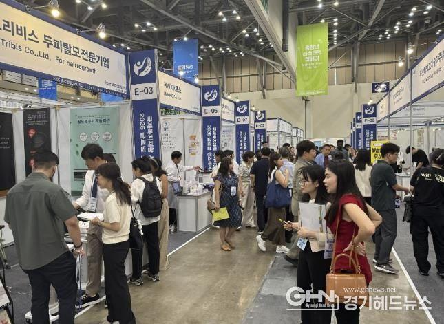 방문객들이 부산 벡스코에서 열린 ‘2025 글로벌헬스케어위크’ 성남공동관을 둘러보고 있다.