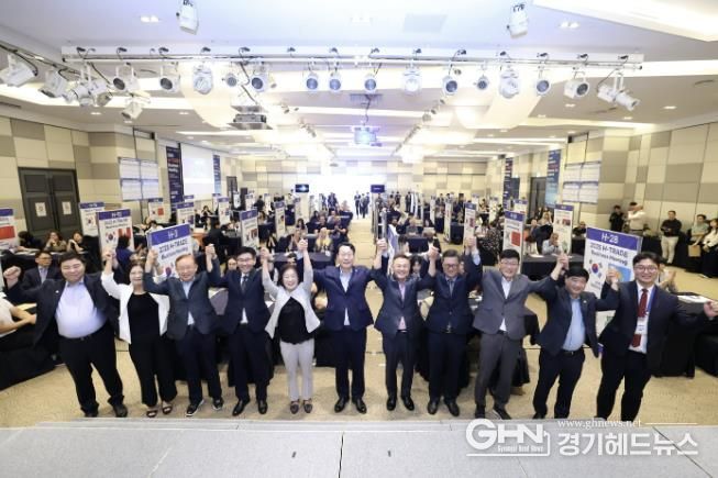10일 열린 화성특례시 H-TRADE 해외바이어 초청 수출상담회에서 정명근 화성특례시장(사진 가운데)과 참석자들이 기념 촬영하고 있다