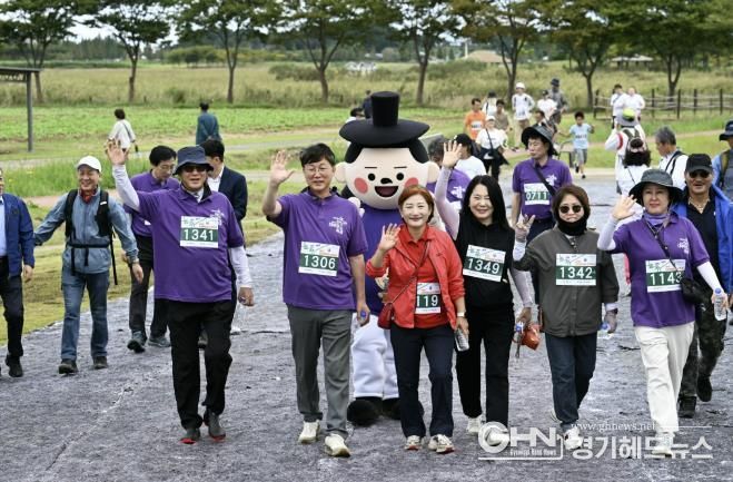 이민근 안산시장(왼쪽 두번째)이 대부포도축제 둘째 날인 20일 대부해솔길 걷기대회에 참여하고 있다.