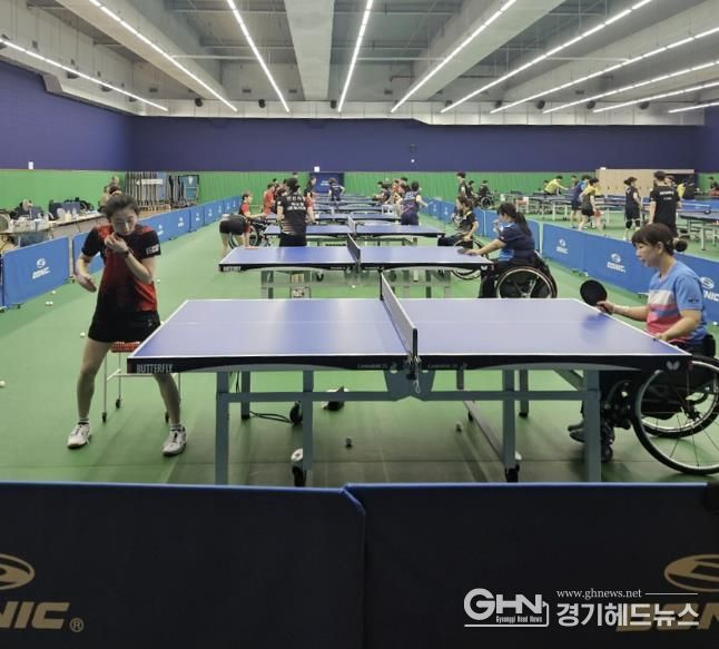 안산시 직장운동경기부 탁구부가 장애인 국가대표 선수단에 기초 자세 교정 등 기술 지도를 하고 있다.