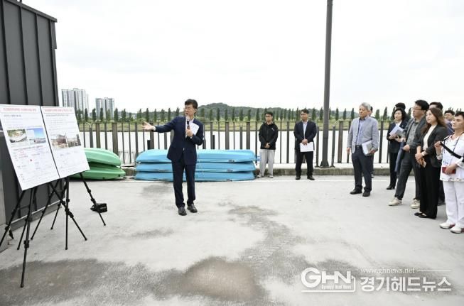 이민근 안산시장이 주민들과 안산천 하구 선착장을 직접 방문, 하반기 중에 예정된 수상레저 시범 운영에 대해 안내하고 있다.