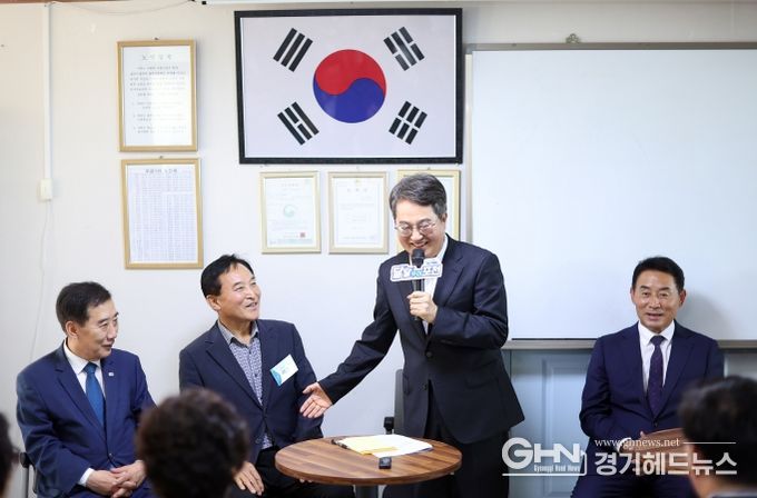 김동연 지사가 16일 포천시 마치미 마을에서 열린 ‘경기 RE100 최우수 마을 현판 제막식’에서 발언하고 있다.