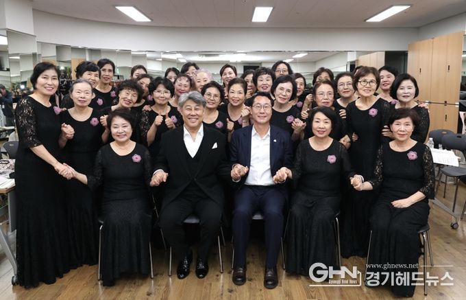 정명근 화성특례시장이 합창단과 함께 기념촬영을 하고있다