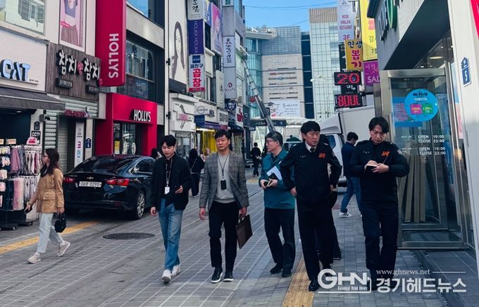 수원역 로데오거리에서 안전점검을 하고 있다.