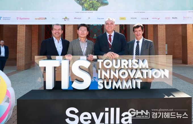 24일 스페인 세비야 피베스에서 TIS 2025 폐막식 후 이상일 시장(왼쪽 둘째)이 아르투로 베르날 안달루시아 주 관광부 장관(오른쪽 둘째), 알베르트 플라나스 네벡스트 CEO(왼쪽 첫째), 미겔 안토니오 네벡스트 회장과 기념사진을 촬영하고 있다