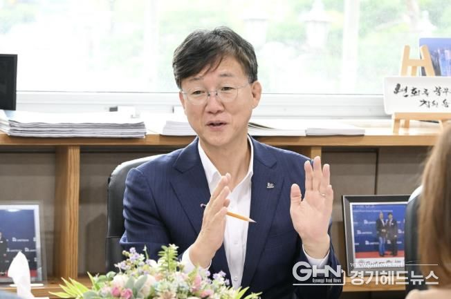 사교육 부담 완화책 '강남인강' 도입… 1만 원에 年 1,500개 강좌 수강