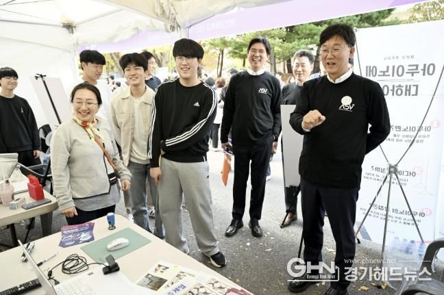 사교육 부담 완화책 '강남인강' 도입… 1만 원에 年 1,500개 강좌 수강