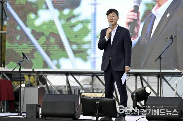 이민근 안산시장이 지난 25일 안산문화광장에서 개최된 ‘제1회 안산시동아리연합축제’에서 인사 발언을 하고 있다.