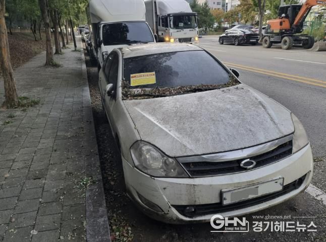 도로에 무단으로 방치된 차량