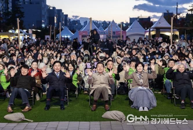 이재준 수원시장(가운데), 백혜련 의원(수원시을), 수원시의회 윤경선 의원, 이병진 수원도시재단 이사장, 김종석 권선구청장 등이 탄소중립 한마당 축제에 참가한 시민들과 함께하고 있다.