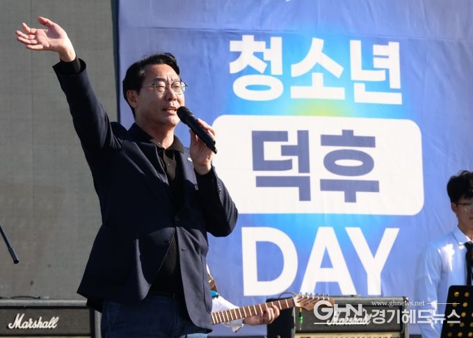 정명근 화성특례시장이 청소년 덕후데이 행사 축사를 하고 있다