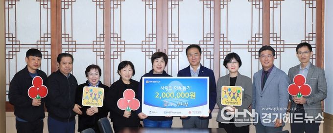 왼쪽부터 통복시장상인회 성현필 청년부회장, 이철수 회장, 박선녀 여성부회장, 송호일 총무이사, 손용덕 부녀회장, 정장선 평택시장, 평택시 김보경 일자리경제과장, 평택행복나눔본부 나눔국장 황성식, 평택시 일자리경제과 김두희 전통시장팀장