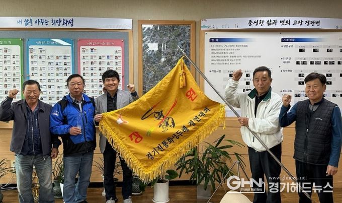 황라두레팀이 6일 장안면에 2025 한마음체육대회 농악 부분 장원상 기념패 및 깃발을 전달했다