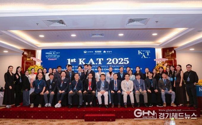 (맨 앞줄 배석 좌석 좌측부터) 리본의원 김병선 원장, 리메이드의원 이정훈 원장, KBIT 노현택 대표, 성남산업진흥원 김홍철 센터장, 르반틴 병원 쩐 반 칸 병원장, 파스칼의원 강경진 원장, 한국스마트의료기기산업진흥재단 허 영 부이사장, 분당서울대병원 허찬영 성형외과장, 순천향대 부천병원 박은수 성형외과장, 분당서울대병원 김종호 교수, 분당서울대병원 김백규 교수