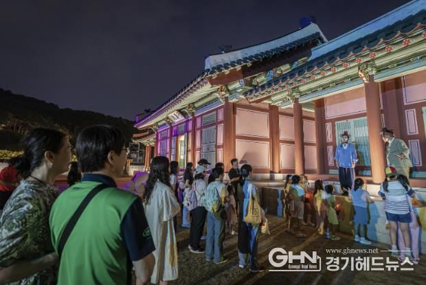 수원화성 태평성대 ‘주민 배우와 함께하는 고궁 산책’ 프로그램을 진행하고 있다.