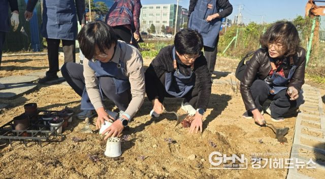 손바닥정원단과 시민들이 고색동 양묘장에서 제7회 수원 정원의 날 행사를 기념해 손바닥정원을 조성하고 있다.