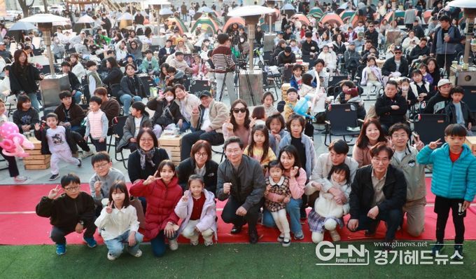 이상일 용인특례시장이 15일 용인포은아트홀 문화광장에서 열린 ‘2025 어텀라운지 페스티벌’에 참석해 시민과 소통의 시간을 갖고 있다