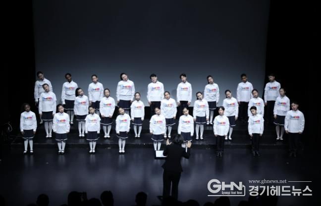 안산시 세계소년소녀합창단이 15일 소극장 보노마루에서 열린 ‘제15회 정기연주회’ 무대에서 합창을 하고 있다.