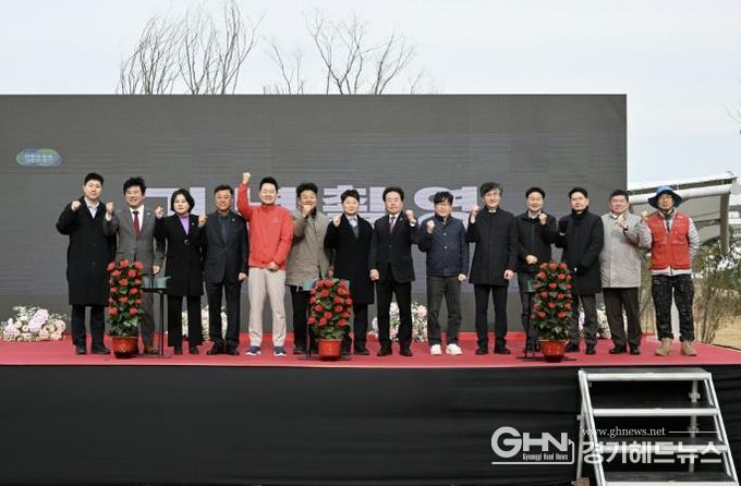 허남석 안산시 부시장(왼쪽 일곱번째)이 17일 ‘경기지방정원 새로숲 조성’ 착공식에서 참석자들과 함께 기념촬영을 하고 있다.
