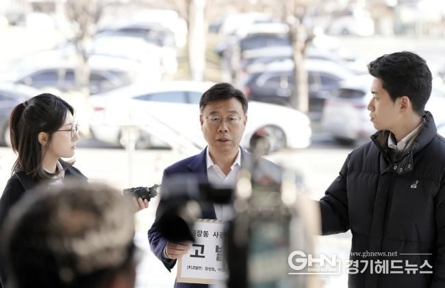 신상진 성남시장이 19일 오전 공수처에 고발장을 접수하고 있다