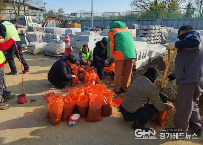 지산동 자율방재단, 대설 대비 모래주머니 제작