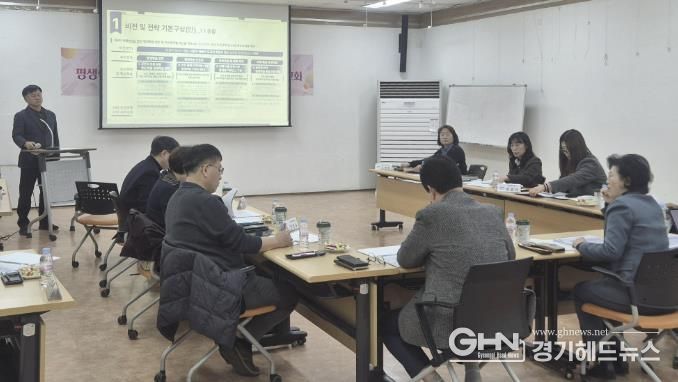 조성진 평생학습팀장이 19일 안산시평생비전센터에서 ‘제4차(2026~2030) 안산시 평생학습도시 중장기 발전계획’ 연구용역 중간보고회를 진행하고 있다.