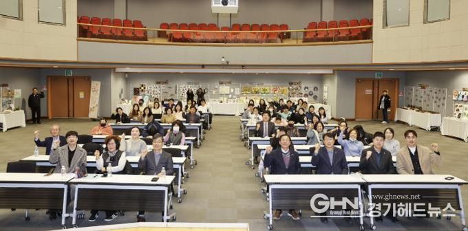 장애인 학습자들이 18일 안산문화예술의전당 국제회의장에서 ‘안산시 장애인 평생학습 성과공유회’를 진행하고 있다.