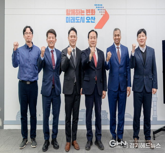 (왼쪽 두 번째부터) 박광선 어플라이드 머티어리얼즈 코리아 대표, 이권재 오산시장, 사티시 쿠푸라오 어플라이드 머티어리얼즈 반도체 운영 총괄 부사장 등이 어플라이드 컬래버레이션 센터 코리아 부지에서 현장점검 후 기념촬영을 하고 있다.