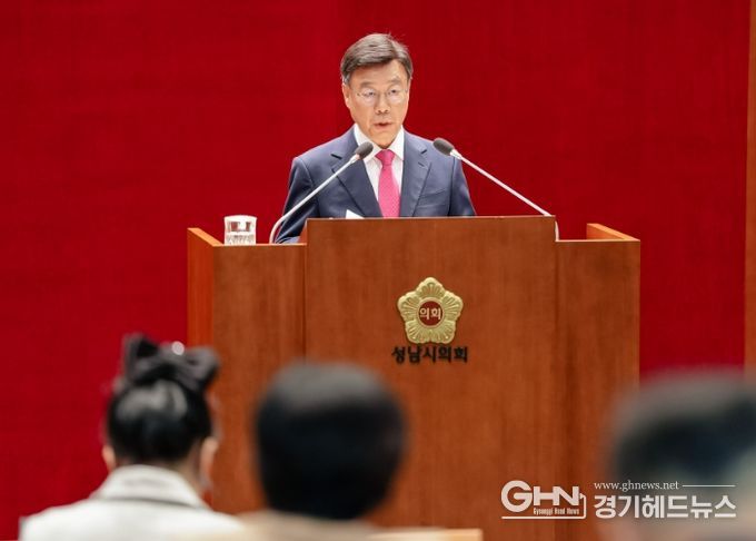 신상진 성남시장이 20일 성남시의회 제307회 제2차 정례회에서 2026년도 예산안과 시정 운영 방향을 설명하고 있다