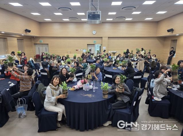 도시농업 참여자들과 유관기관 관계자 등이 ‘2025년 도시농업 종합평가회’에서 함께하고 있다.