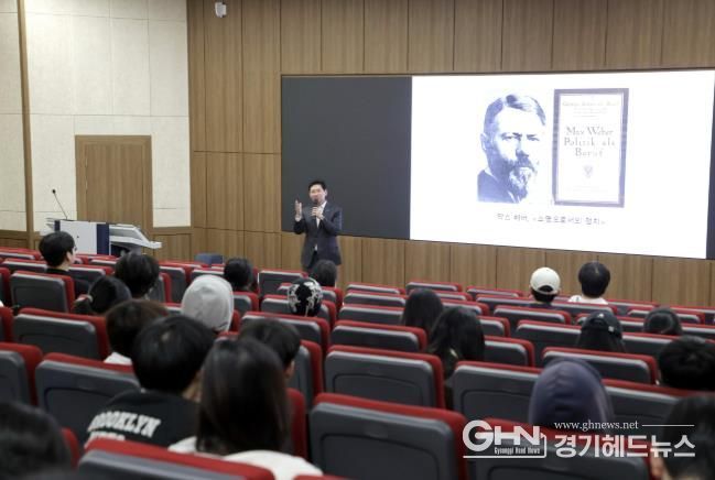이상일 용인특례시장이 26일 단국대학교 국제관에서 학생들을 대상으로 리더십 특강을 하고 있다.