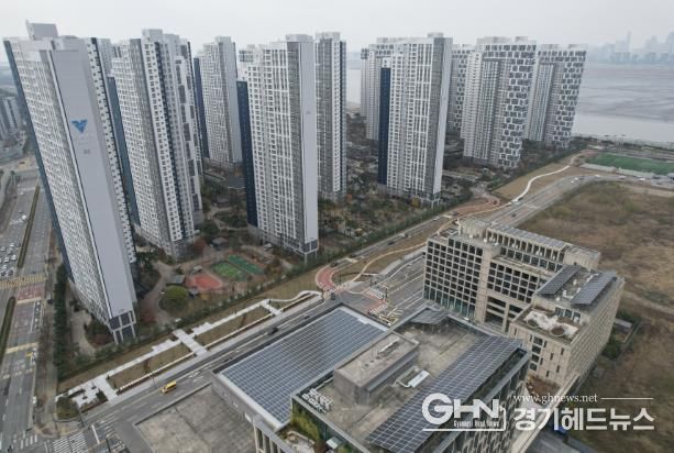 서울대 시흥캠퍼스(우측)와 아파트 사이 부지에 조성된 배곧 도시숲 전경