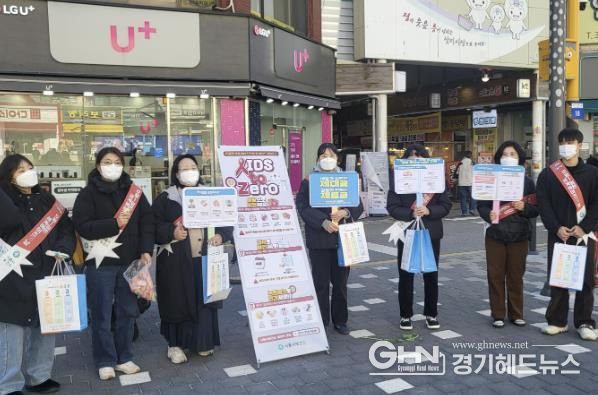 ‘세계 에이즈의 날’ 맞아 삼미시장서 예방 캠페인 열어.
