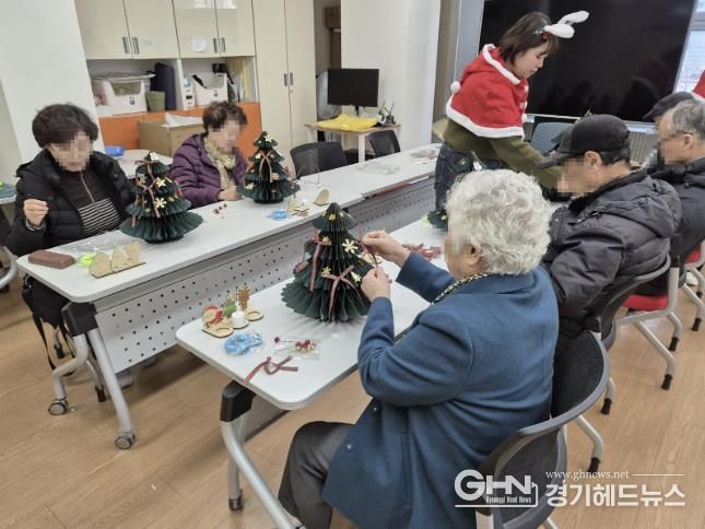 팔달구치매안심센터 프로그램 참여자들이 ‘2025년 치매안심센트 프로그램 참여자 수료식’에서 기념촬영을 하고 있다.