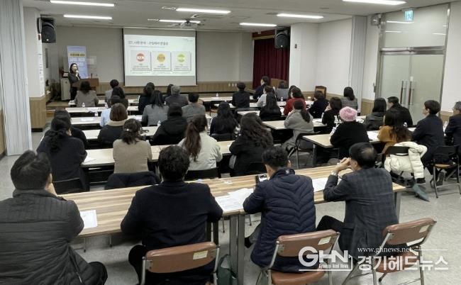 동 지역사회보장협의체 위원 등 실무자들이 2일 안산시청 대회의실에서 사회적고립예방을 위한 ‘중장년 발굴·지원 사업’ 3개년 성과 보고 간담회를 진행하고 있다.