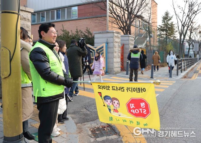 이상일 용인특례시장은 3일 대현초를 방문해 교통지도 봉사를 진행했다