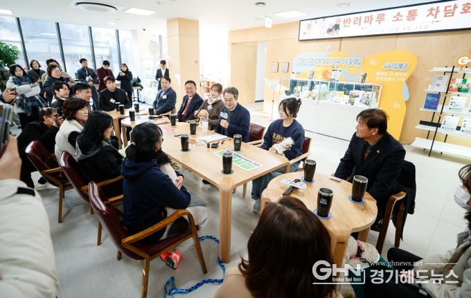 4일 오후 김동연 경기도지사가 반려마루 여주에 방문하여 관계자들과 간담회를 진행하고 있다.