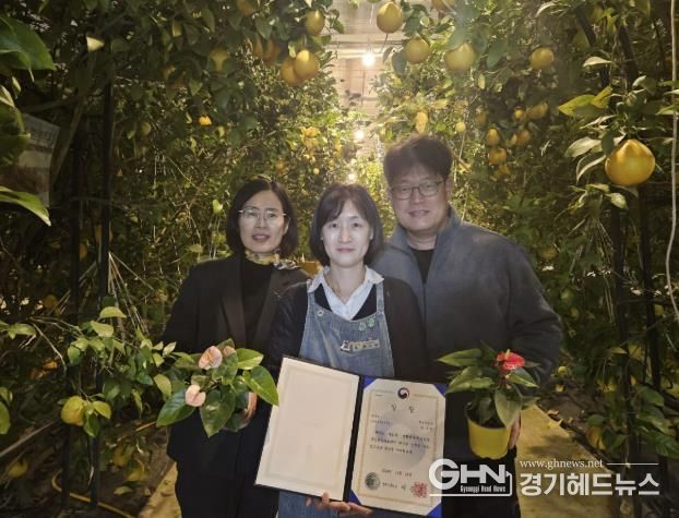 농촌진흥청 주최 '제21회 생활원예·치유농업 경진대회'서 우수상을 수상한 한수정 팜앤트리 대표(가운데)