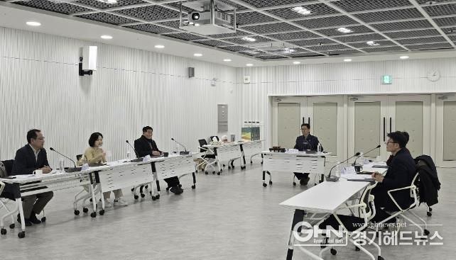 수원시가 ‘2025년 수원시 수목원 운영자문위원회 회의’를 열고 있다.