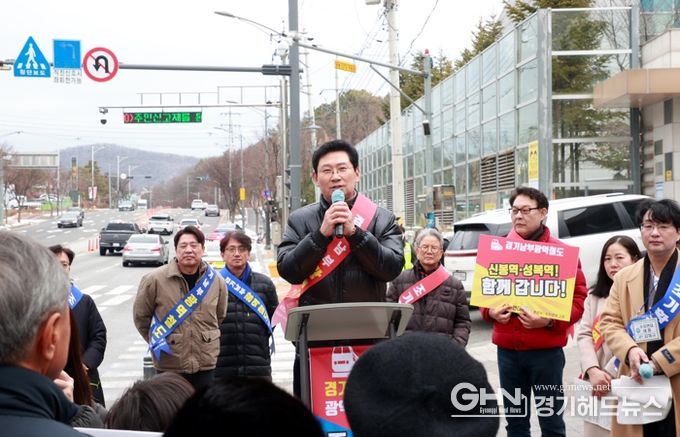 이상일 용인특례시장은 6일 오전 수지구 성복동 일대에서 수지연대 주관으로 열린 ‘경기남부광역철도 조기 착공 촉구 걷기대회’에 참석했다.