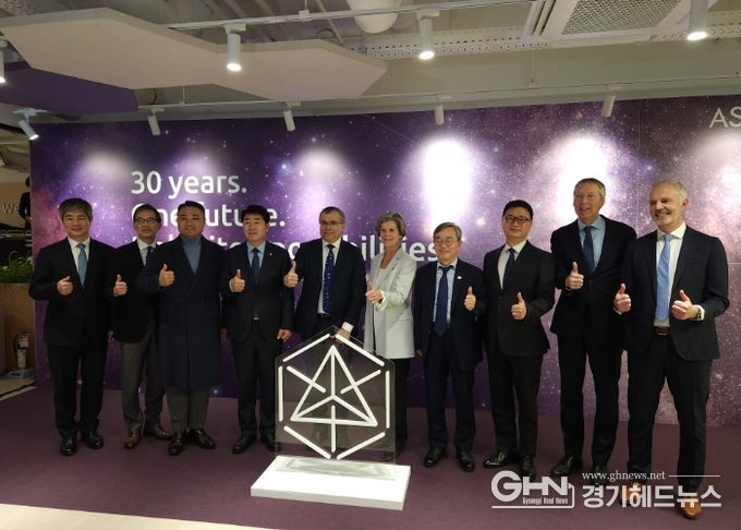 조승문 화성특례시 제2부시장이 히쳄 엠사드 ASM CEO, 이영석 ASM 코리아 대표 등 주요 내빈들과 기념촬영을 하고 있다