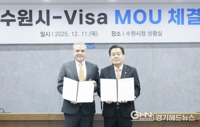 이재준 수원시장(오른쪽)과 패트릭 스토리 비자 코리아 사장이 협약 체결 후 함께하고 있다.