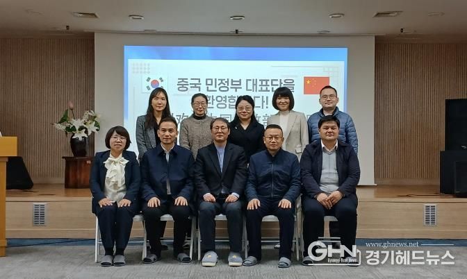 수원시를 방문한 중국 민정부 대표단이 기념촬영을 하고 있다.