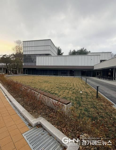 결혼식 후 연회장소로 활용할 수 있는 성남물빛정원 뮤직홀 앞 잔디마당