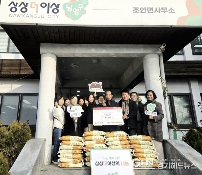 기부금 전달식 (좌) 박경분 면장 (우) 한태현 씨